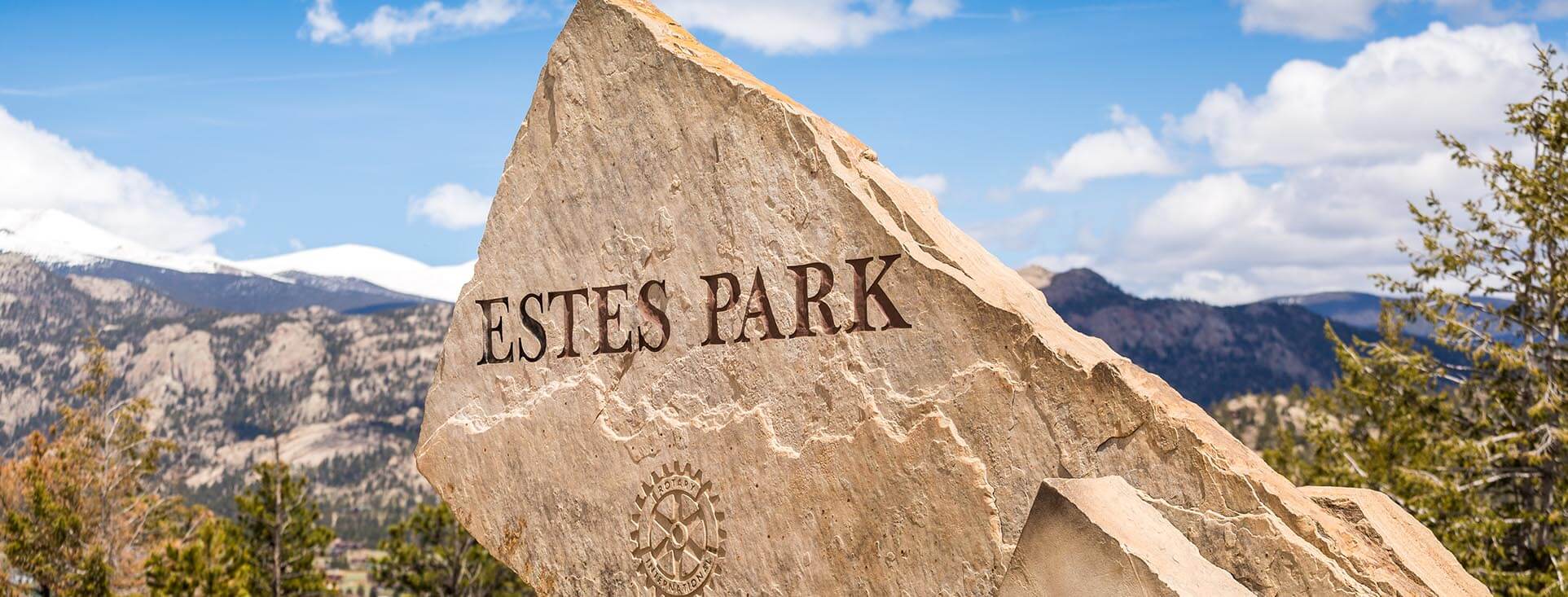 Estes park sign. text: Estes Park.