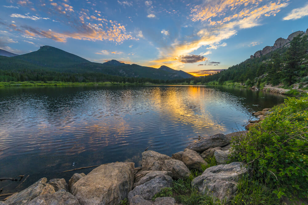 View of mountains and a lake in Estes Park, the perfect place for a romantic getaway