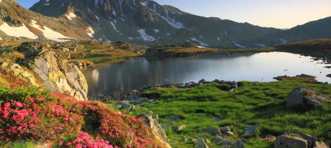 A beautiful spring scene in Estes Park, Colorado's top spring break destination