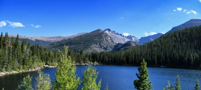 A beautiful mountain and lake backdrop for a digital detox retreat in Estes Park