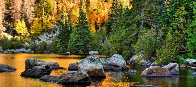 A fall sunset on a lake in Estes Park