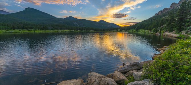View of mountains and a lake in Estes Park, the perfect place for a romantic getaway